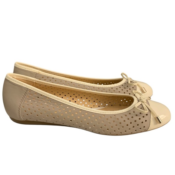 GEOX Respira Perforated Ballet Flats 7.5-8 Womens Beige and Cream Leather Summer - Picture 2 of 9